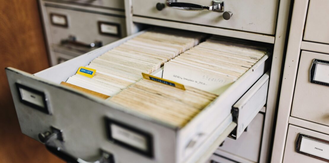 Tiroirs de classement d'archives administratives, illustrant les données détenues par l'administration