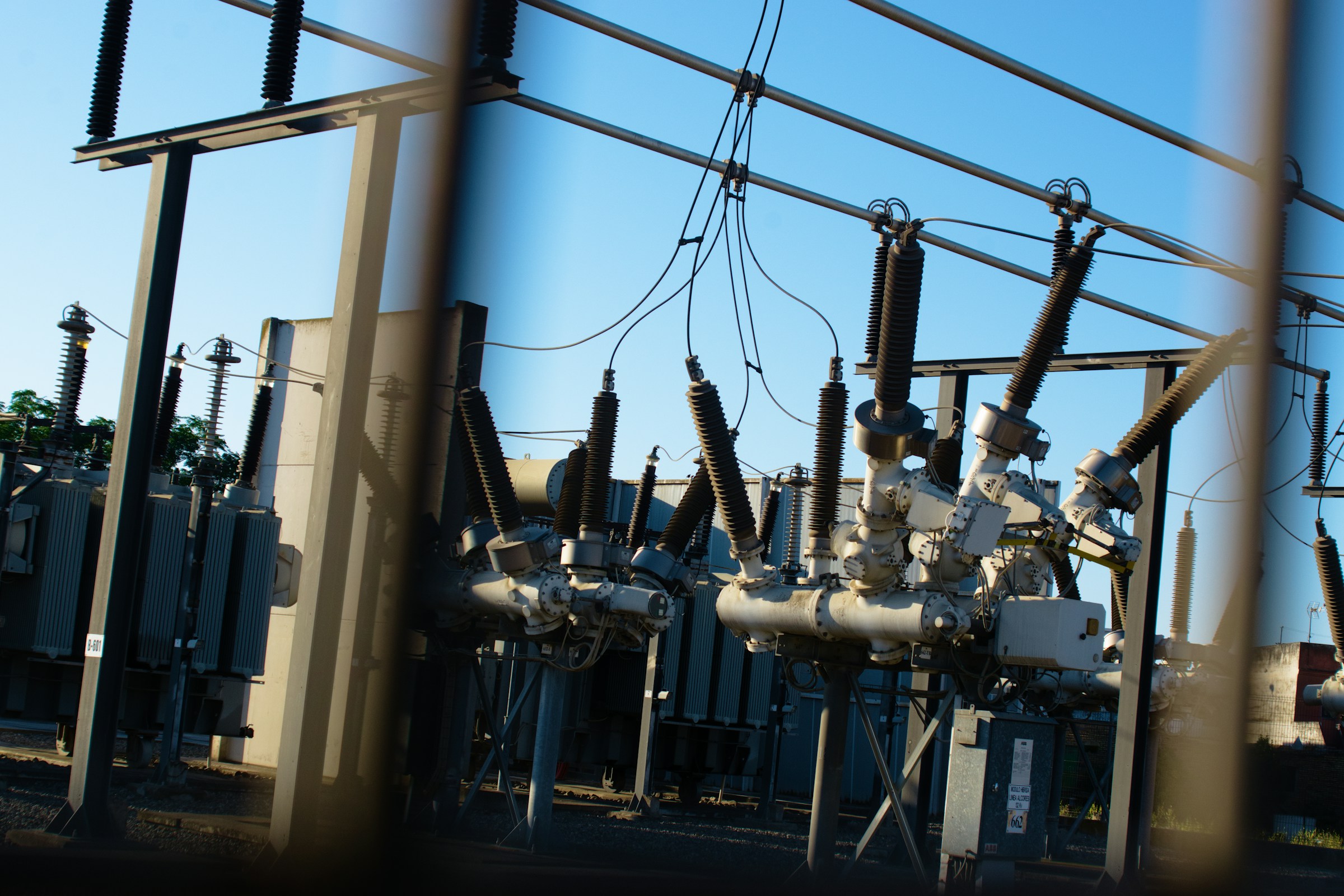 Poste électrique haute tension, disjoncteurs et isolateurs sous un ciel dégagé