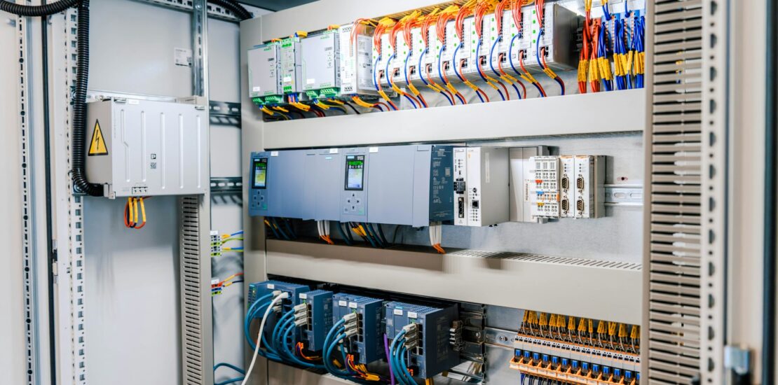 Armoire de commande industrielle ouverte, avec câblage et modules d'automates