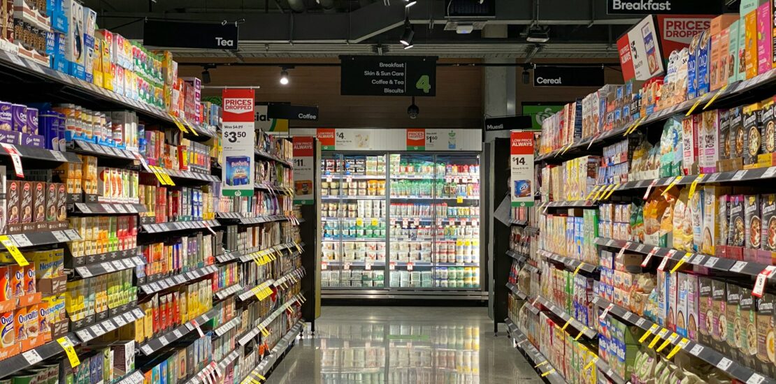 Allée de supermarché bordée de meubles frigorifiques, illustrant les équipements visés par la cyberattaque d'octobre 2026