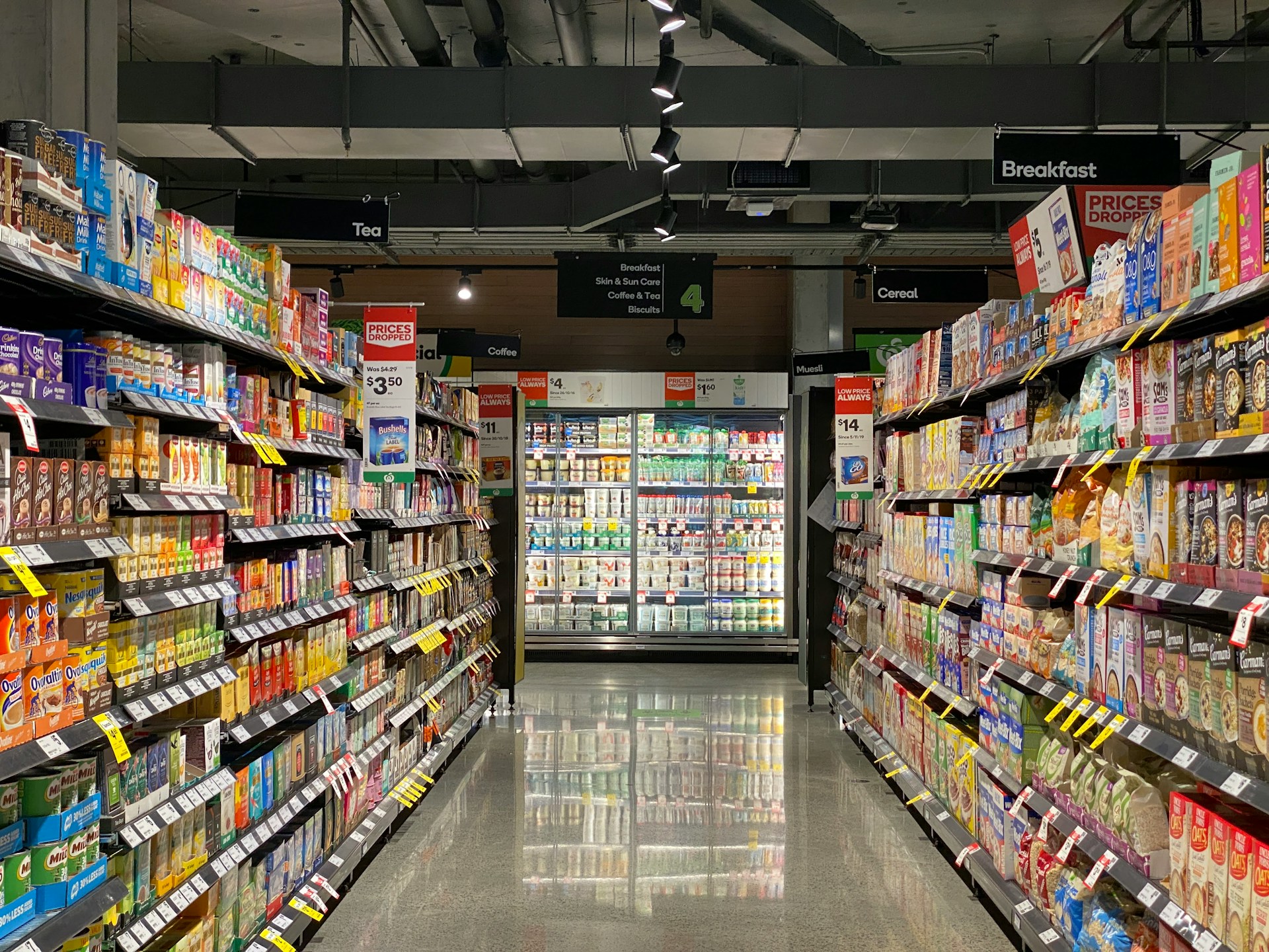 Allée de supermarché bordée de meubles frigorifiques