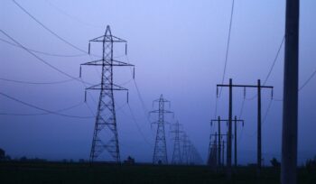 Lignes électriques à haute tension au crépuscule